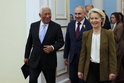 Зліва направо: президент Європейської ради Антоніо Кошта, прем'єр-міністр Вірменії Нікол Пашинян та президентка Європейської комісії Урсула фон дер Ляєн під час саміту ЄС-Вірменія в Президентському палаці в Єревані, 5 травня 2026 року