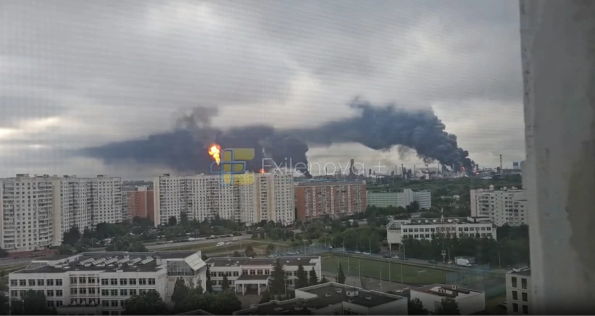 Українські безпілотники атакували Московський нафтопереробний завод, спричинивши велику пожежу в районі Капотні. 6