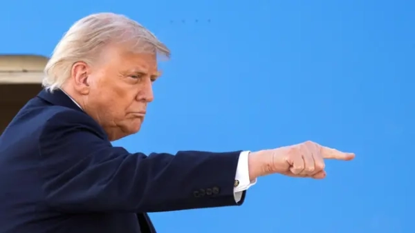 Протока Ормуз розкривається: коли очікувати падіння цін на нафту 7 Трамп на блакитному фоні стоїть боком і показує пальцем вперед