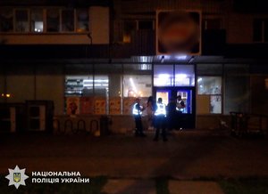 Інцидент з алкоголем у Києві: дівчина вибила двері магазину через відмову у продажу 7