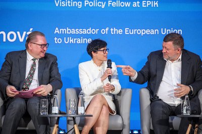 Комісарка з питань розширення ЄС Марта Кос із віцепрем'єр-міністром України з питань європейської та євроатлантичної інтеграції Тарасом Качкою та першим заступником голови Верховної Ради України Олександром Корнієнком. Київ, 8 червня 2026 року