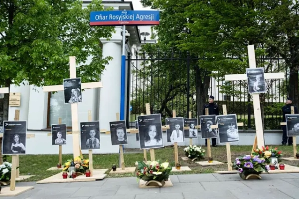 П'ятірний, Кучма та Ющенко відмовилися від Ордену Білого Орла на знак протесту проти позбавлення Зеленського. 15 Вшанування памʼяті вбитих Росією українських дітей перед посольством Росії у Варшаві травень 2026 року