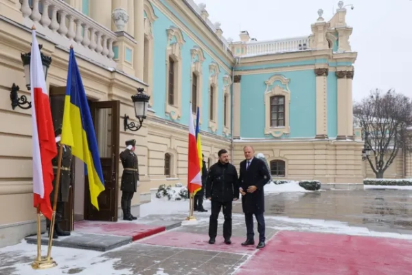 Випадок з Білим Орлом. Чому Україна та Польща вчергове розійшлися в думках і чи можливе порозуміння 10 Зеленський і Туск біля входу до Маріїнського палацу в Києві. На вулиці лежить сніг, місцями він розтанув. Біля входу стоять прапори України та Польщі, вхід охороняють військові.