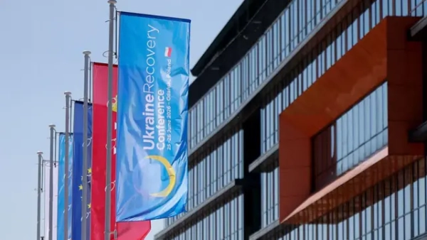 Прапори Конференції з відновлення України (URC 2026) біля виставкового центру AmberExpo у Гданську.