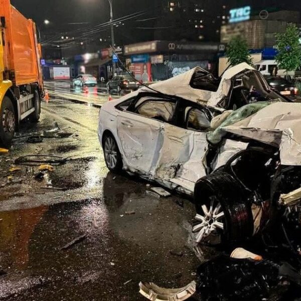 Нова жахлива аварія у Києві: автомобіль на високій швидкості зіткнувся&hellip;