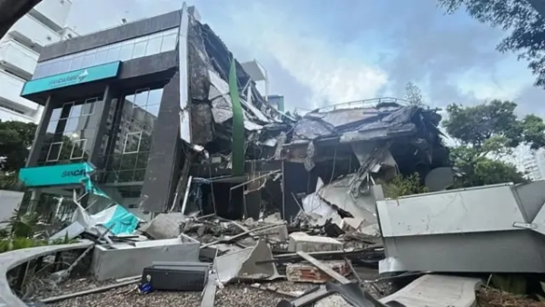 Зруйнована будівля банку в Каракасі