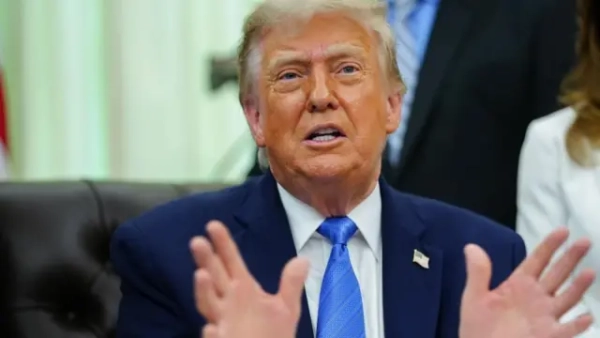 Дональд Трамп показує руки 