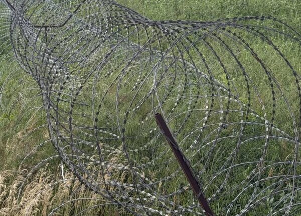 Підозра посадовцю щодо переплати за колючий дріт для оборони Донеччини