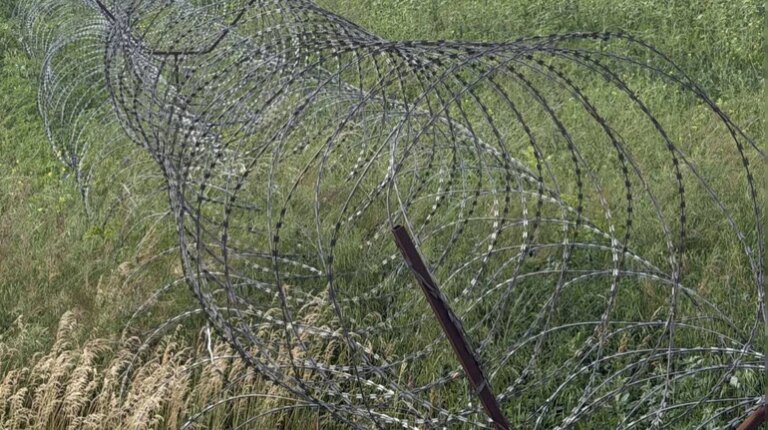Підозра посадовцю щодо переплати за колючий дріт для оборони Донеччини 9