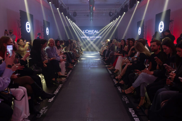 L'Oréal Paris у Києві: демонстрація-заява «Бо ти цього заслуговуєш!» про силу жінок та бізнес-підприємство 11