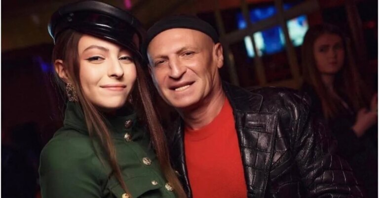 Дочка Олі Полякової показала батька на пляжі без фірмової шапки та привітала його з важливим святом 14 Дочка Олі Полякової показала батька на пляжі без фірмової шапки та привітала його з важливим святом 7