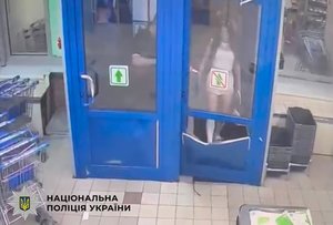 Інцидент з алкоголем у Києві: дівчина вибила двері магазину через відмову у продажу 6