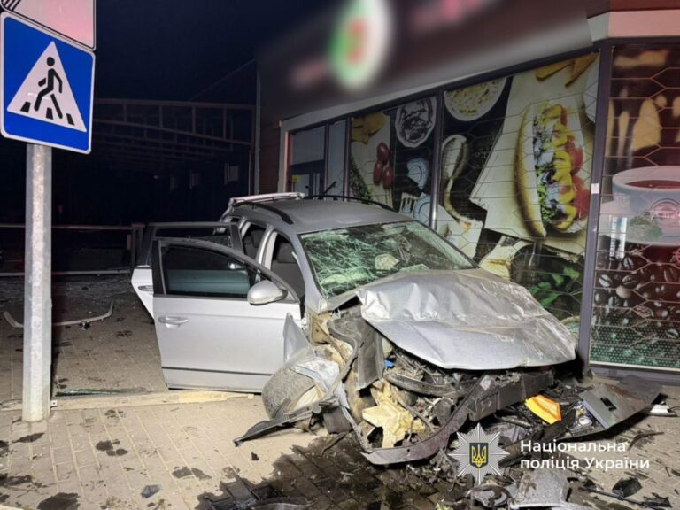 Розтрощені столи та постраждалі: як п'яний водій влаштував жах на АЗС Прикарпаття 8