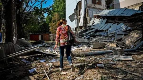 Жінка серед зруйнованого міста 