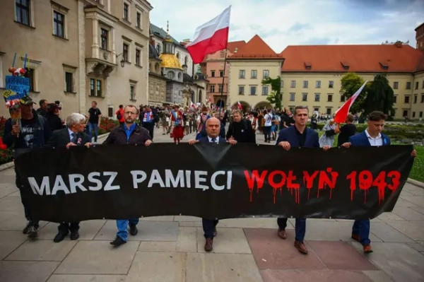 Випадок з Білим Орлом. Чому Україна та Польща вчергове розійшлися в думках і чи можливе порозуміння 7 Люди йдуть із прапорами Польщі та транспарантом із написом польською мовою: "Марш пам’яті. Волинь 1943".