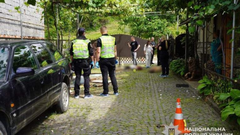 Жорстока розправа на Закарпатті: чоловік забрав життя двох сусідів, жорстоко порізавши батька 13