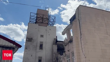 Частина медичного закладу знищена: Російські війська обстріляли лікарні Києва (знімки, кадри) 10 атака на Київ амбулаторія 5 на Теремках_3 / © ТСН