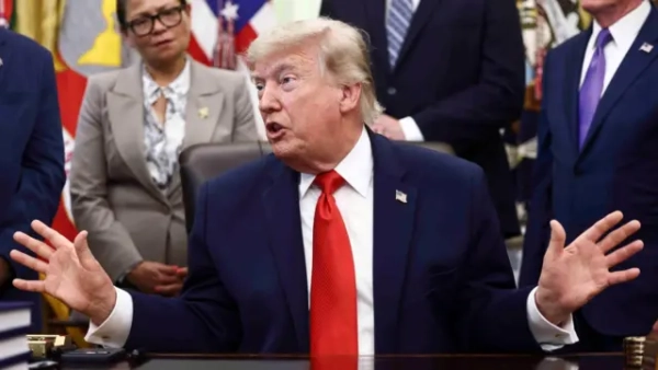 Президент США Дональд Трамп у синьому костюмі і червоній краватці 