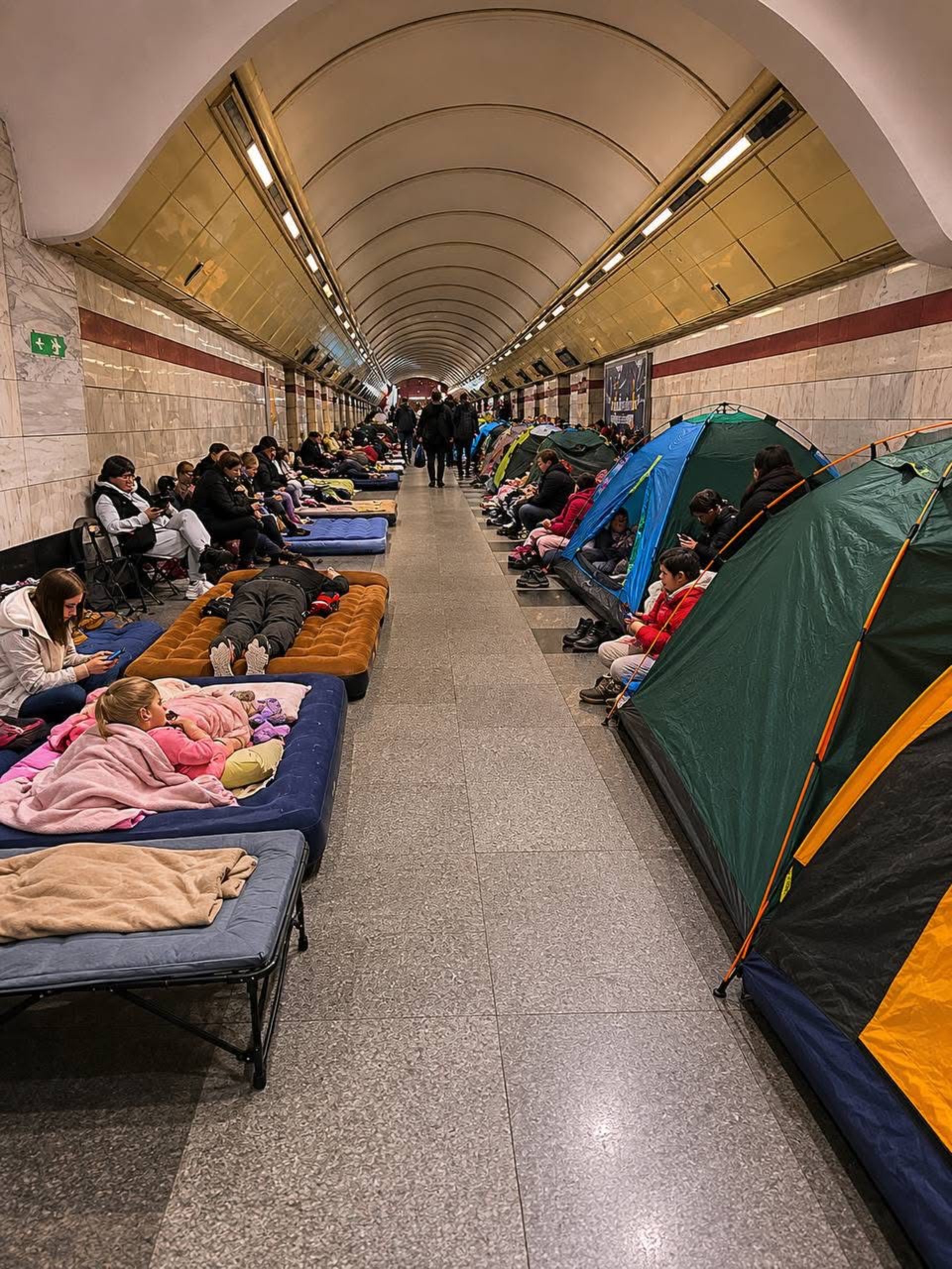 Кияни пережили ніч у метро: понад 41 тисяча людей шукали прихисток від обстрілів 4