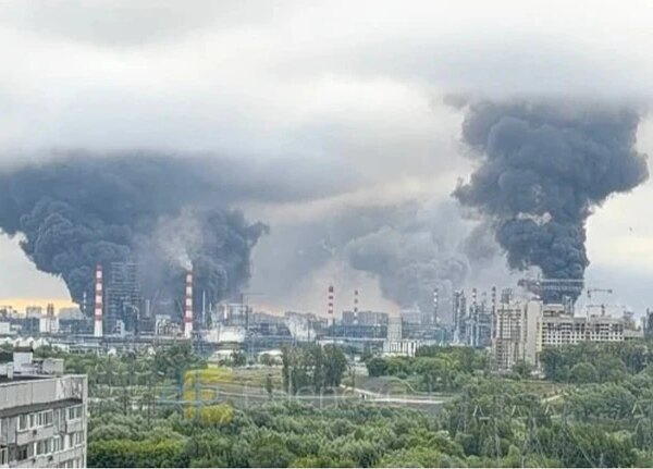 Ексклюзивні новини України 29 Українські безпілотники атакували Московський нафтопереробний завод, спричинивши велику пожежу в…