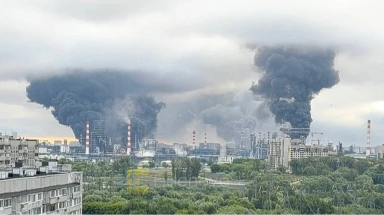 Ексклюзивні новини України 38 Українські безпілотники атакували Московський нафтопереробний завод, спричинивши велику…