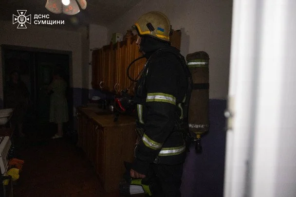 Російський безпілотник влучив у гуртожиток: опубліковано перші деталі та світлини 6 У Сумах росіяни завдали удару БпЛА по гуртожитку. / © ДСНС