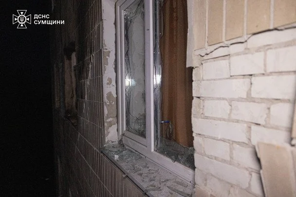 Російський безпілотник влучив у гуртожиток: опубліковано перші деталі та світлини 5 У Сумах росіяни завдали удару БпЛА по гуртожитку. / © ДСНС
