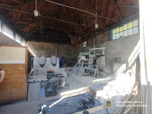 Закарпатський підліток вдерся до сейфа: шокуючі кадри крадіжки грошей 9