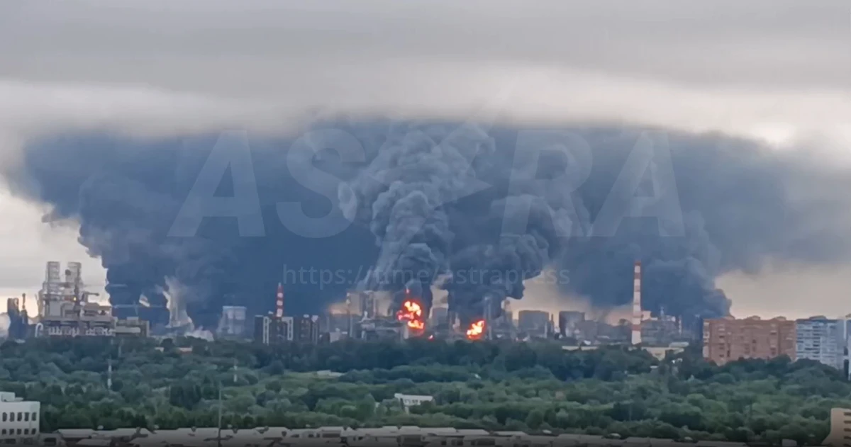 Українські безпілотники атакували Московський нафтопереробний завод, спричинивши велику пожежу в районі Капотні. 5