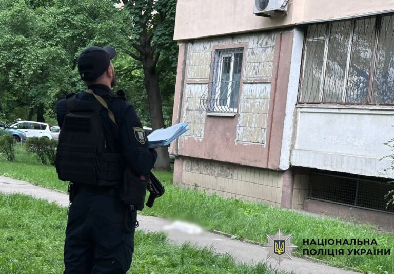 Жорстока розправа над песиком: киянин викинув тварину з висоти шостого поверху 1 Жорстока розправа над песиком: киянин викинув тварину з висоти шостого поверху 1