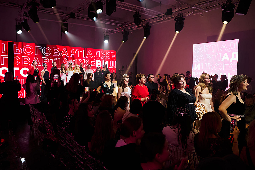 L'Oréal Paris у Києві: демонстрація-заява «Бо ти цього заслуговуєш!» про силу жінок та бізнес-підприємство31
