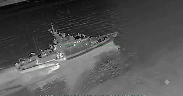 Морські піхотинці знищили російський корабель "Світляк" та пошкодили ЗРК "Панцир" (відео) 5 Морські піхотинці знищили російський корабель "Світляк" та пошкодили ЗРК "Панцир" (відео) 3