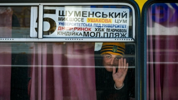 Чоловік виглядає з автобусу в Херсоні