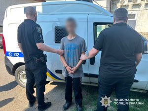 Закарпатський підліток вдерся до сейфа: шокуючі кадри крадіжки грошей 10