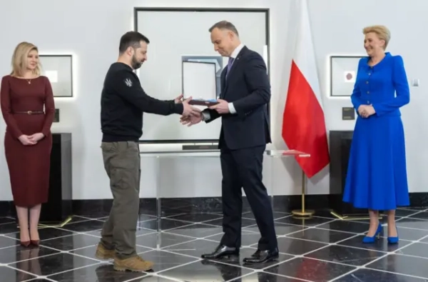 Випадок з Білим Орлом. Чому Україна та Польща вчергове розійшлися в думках і чи можливе порозуміння 9 Дуда вручає орден Зеленському, поруч стоять їхні дружини