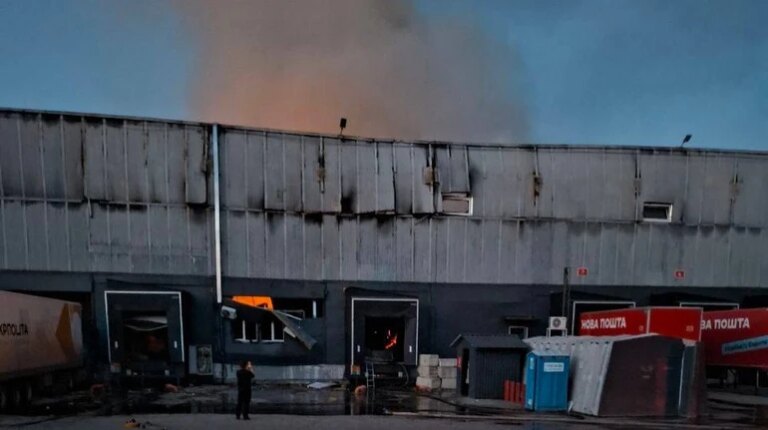 Харків: російський безпілотник спричинив пожежу та руйнування на складі "Нової пошти" 19