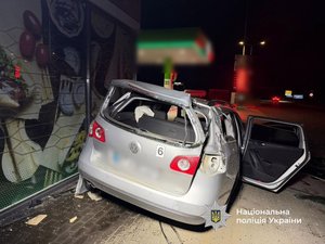 Розтрощені столи та постраждалі: як п'яний водій влаштував жах на АЗС Прикарпаття 8