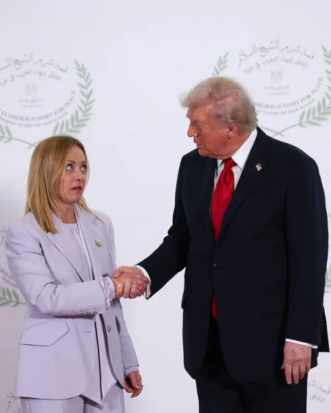Донька Трампа про скандал між ним і Мелоні: "Я ніколи не благаю, Італія теж" 4 Мелоні і Трамп стоять один навпроти одного під час офіційної події та тиснуть руки. Мелоні дивиться з-під лоба на Трампа, у подиві здіймаючи брови; Трамп схиляє голову до неї сконцентровано мружачи очі.