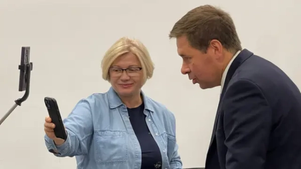 Співголова фракції "Європейська солідарність" Ірина Геращенко та один із адвокатів Порошенка Ілля Новіков перед початком судового засідання
