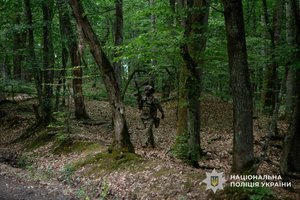 Закарпатська поліція: як затримали чоловіка зі зброєю 21