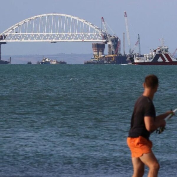 Серія вибухів прогриміла на Кримському півострові, рух на Керченському мосту припинено.