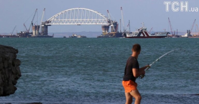 Серія вибухів прогриміла на Кримському півострові, рух на Керченському мосту припинено. 1 Серія вибухів прогриміла на Кримському півострові, рух на Керченському мосту припинено. 1