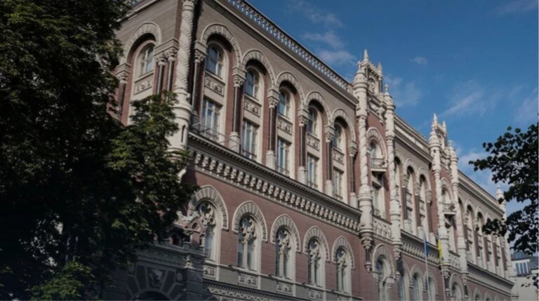 Національний банк продав понад один мільярд доларів. 3