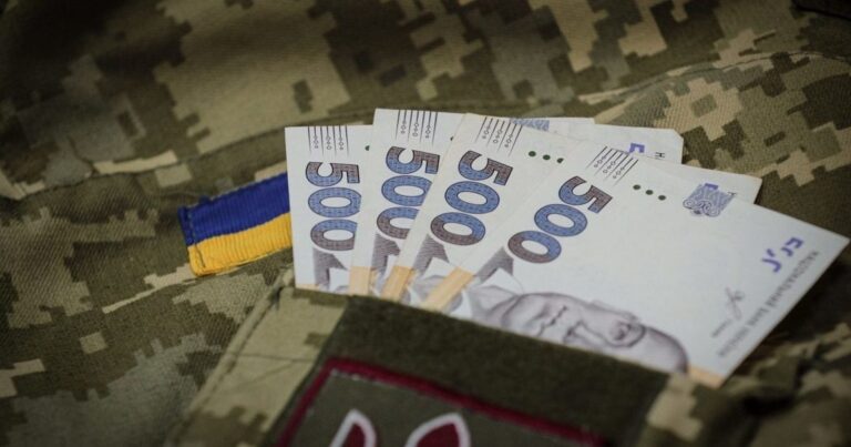 Додаткова виплата у 10 000 гривень для військовослужбовців: хто претендуватиме на кошти, а кого не отримають. 5 Додаткова виплата у 10 000 гривень для військовослужбовців: хто претендуватиме на кошти, а кого не отримають. 4