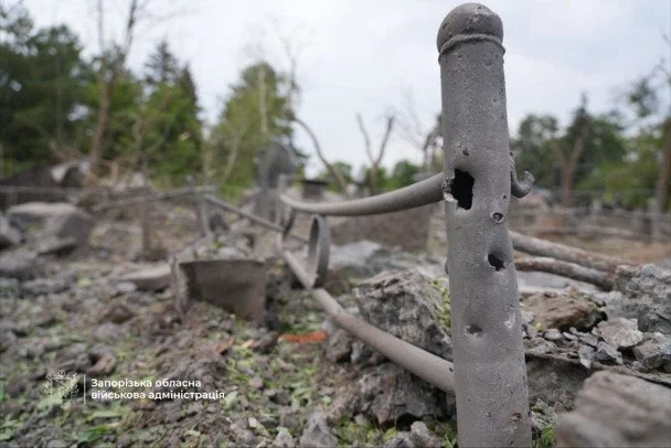 Наслідки обстрілу цвинтаря в Запоріжжі / © Голова Запорізької ОВА Іван Федоров