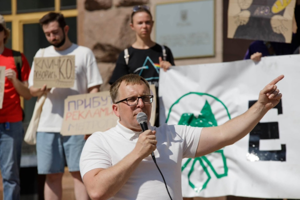 Віталій Дудін на акції під стінами КМДА. Фото: Укрінформ.