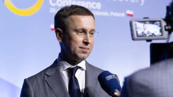 Сергій Корецький у сірому костюмі і краватці 