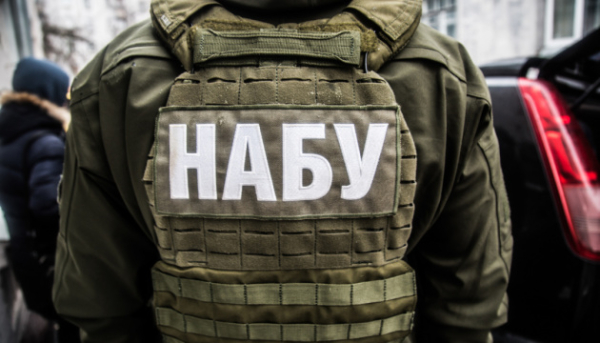 1 мільйон доларів, щоб уникнути видачі до Росії: НАБУ та САП висунули підозру особі, яка вимагала неправомірну вигоду