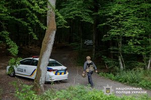 Закарпатська поліція: як затримали чоловіка зі зброєю 24