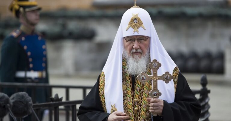 Першоієрарх Російської православної церкви Кирило створив книгу, яка оспівує переваги бойових дій. 1